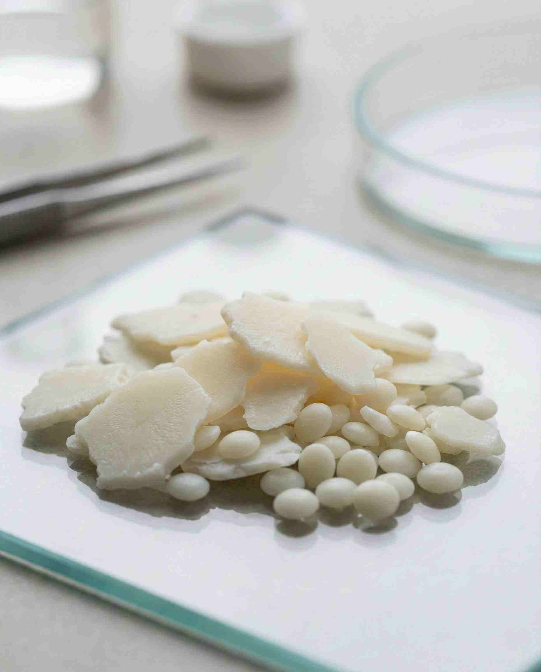 Solid waxy flakes of Sorbitan Monopalmitate (Span 40), highlighting its physical form compared to liquid Span 20 or 80.