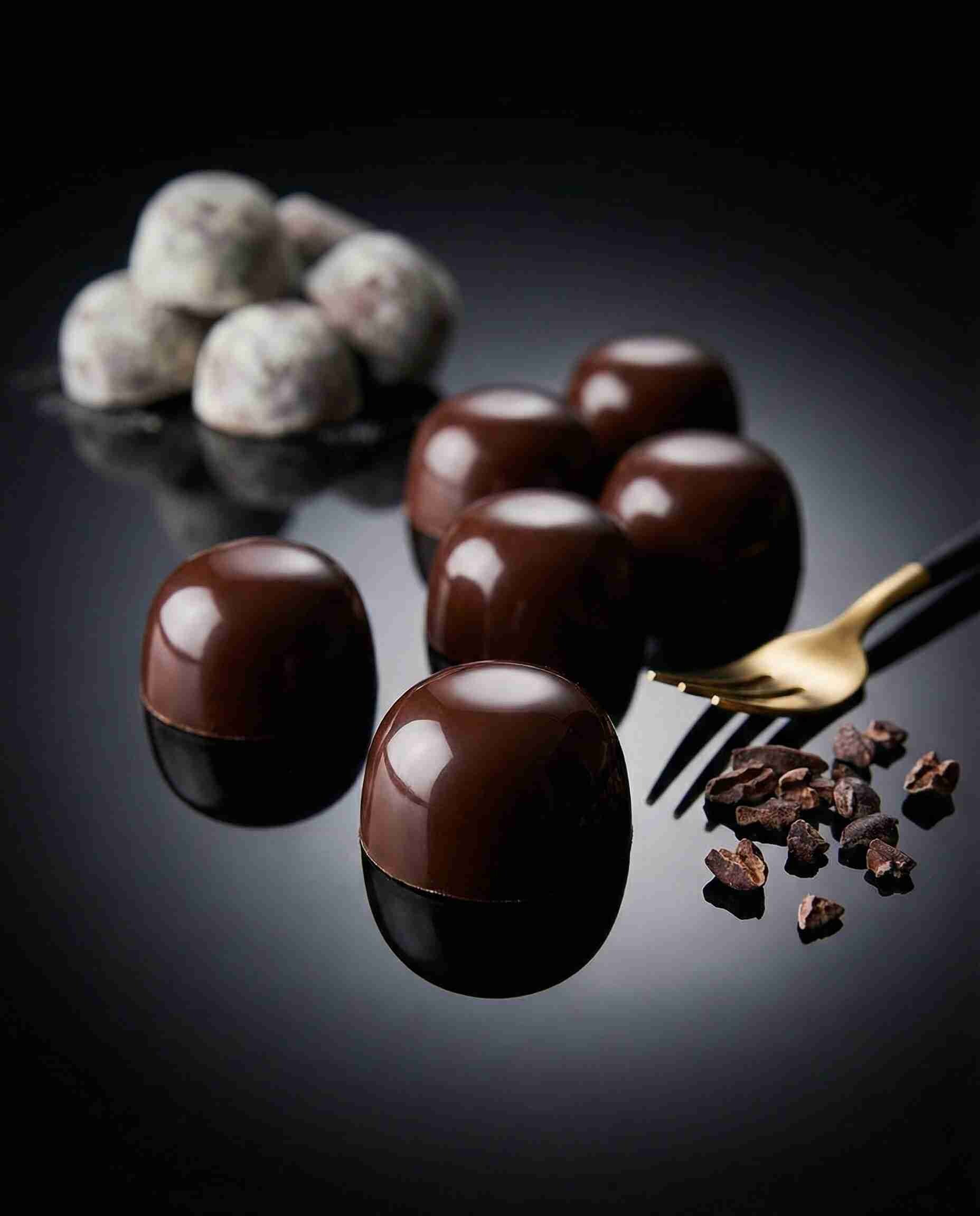 Perfectly glossy dark chocolate pralines with no fat bloom, demonstrating the crystal modification properties of Sorbitan Tristearate (Span 65).
